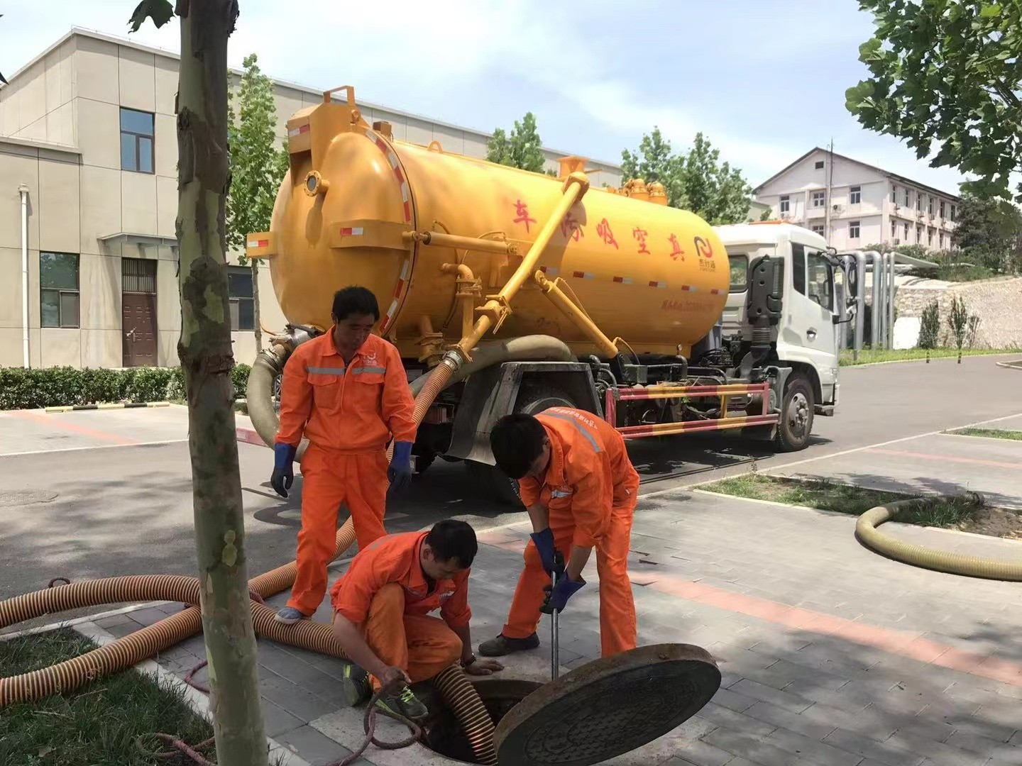 高唐管道疏通车停在窨井附近