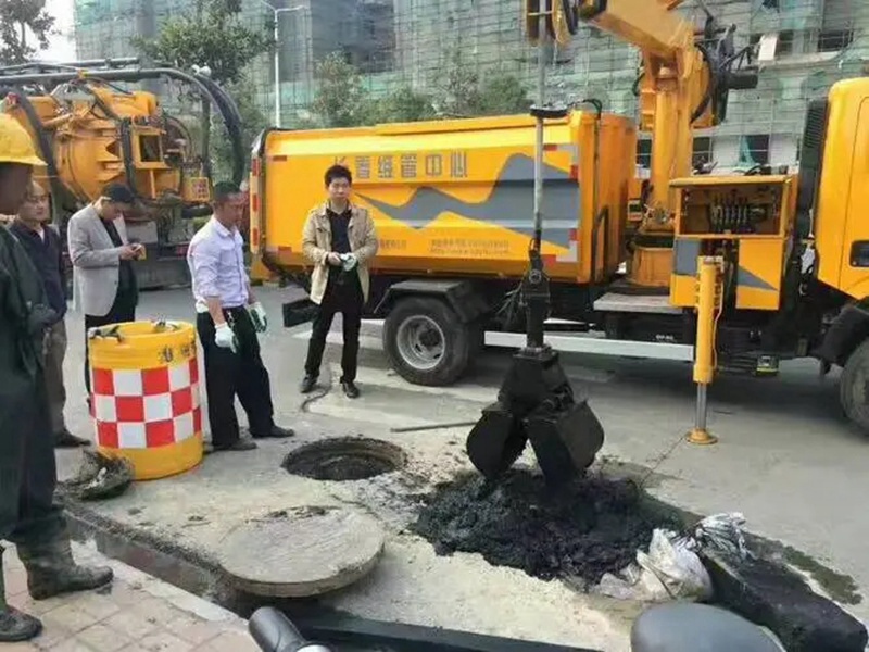 高唐街道：网格员化身“清道夫”，为民解忧疏通“堵心”化粪池